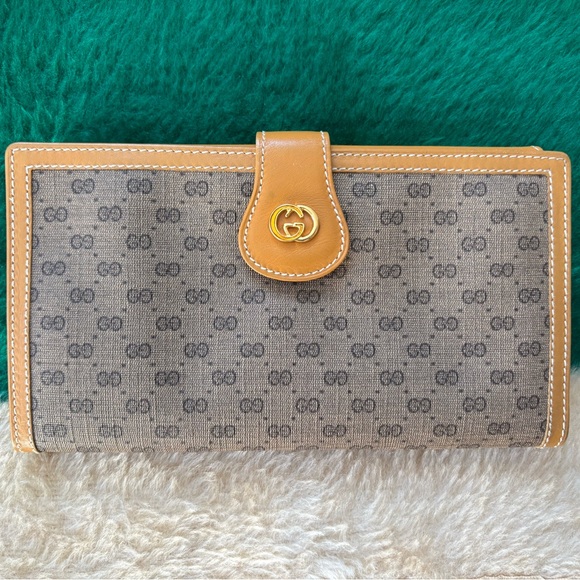 Gucci Tan and Brown Monogram Wallet - Picture 3 of 13